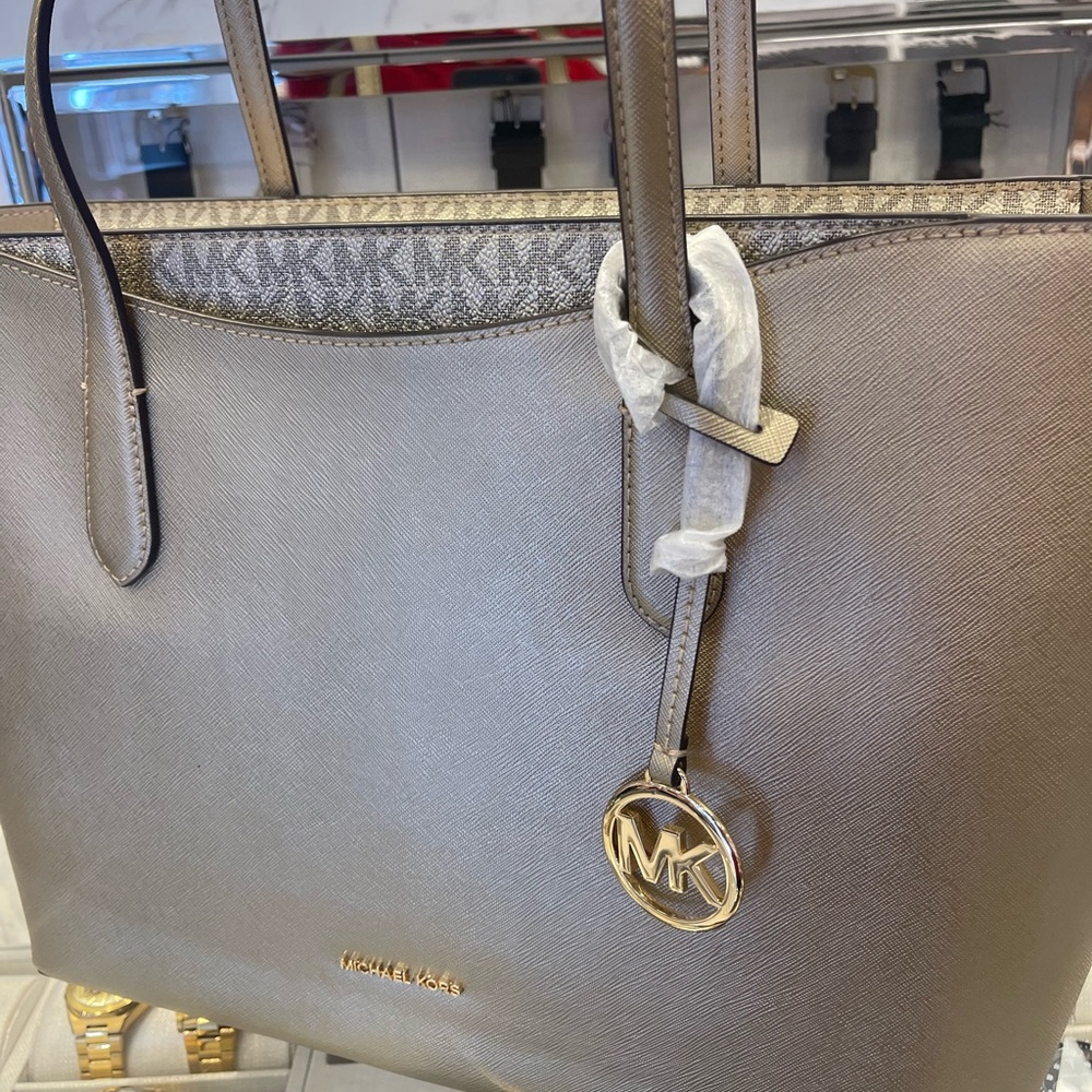 MICHAEL KORS Arden Large Metallic Top-Zip Shoulder Tote Bag
Pale Gold
NWT - Picture 16 of 16